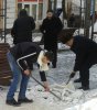 Несколько житомирских активистов помогли коммунальным службам чистить центральные улицы. ФОТО Несколько житомирских активистов помогли коммунальным службам чистить центральные улицы. ФОТО