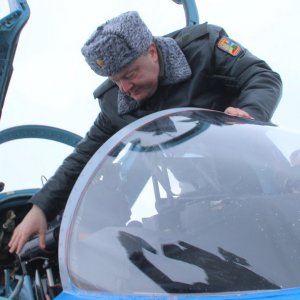 Як Порошенко під Житомиром на військовий літак залазив. ФОТО