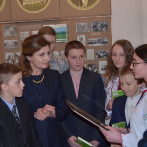 Марина Порошенко разом із дітьми учасників АТО створила розділ про Житомирську область у «Книзі Миру». ФОТО